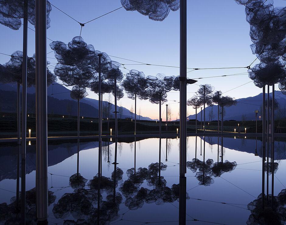 Kunstwerk an einem Teich bei Abendstimmung in Österreich